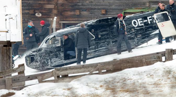 Aktor agen rahasia 007 ini duduk di pesawat yang merupakan properti syuting film ‘Spectre’ di Obertilliach, Austria pada Januari 2015 silam. (Bintang/EPA)