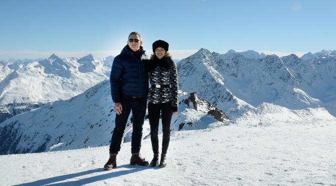Daniel Craig dan lawan mainnya di film ‘Spectre’ yang merupakan aktris asal Prancis, Lea Seydoux, di lokasi syuting di ski resort of Soelden, Austria. Lea memerankan karakter dokter yang sangat pintar bernama Madeleine Swann. (Bintang/EPA)