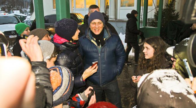 Daniel Craig menyapa para penggemarnya saat ia tiba di lokasi syuting film terbarunya, ‘Spectre’ di desa Altaussee, Austria. Desa bersalju ini merupakan salah satu lokasi syuting film ‘action’ tersebut. (Bintang/EPA)