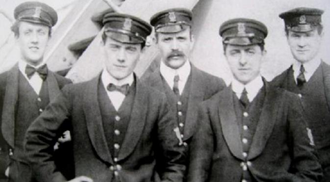 Jock Hume (paling kiri) bersama rekan sesama musisi (titanic-band.com)