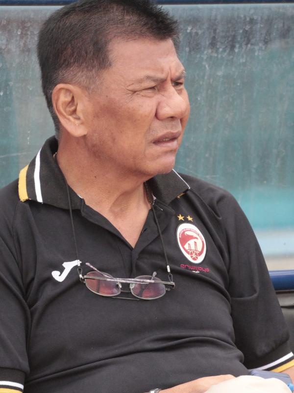 Pelatih Sriwijaya FC, Benny Dollo respek dengan para pelatih muda yang berkiprah di Piala Presiden 2015. (Bola.com/Riskha Prasetya)