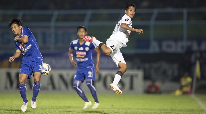 Pemain Bali United, Bayu Gatra menjauhkan bola dari pemain Arema Cronus pada laga perempat final Piala Presiden di Stadion Kanjuruhan, Malang, Sabtu (19/9/2015). (Bola.com/Vitalis Yogi Trisna)