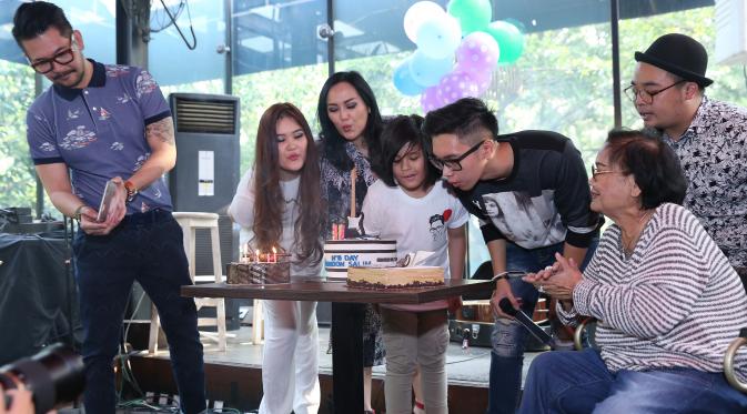 Saat Brandon Salim meniup kue Ultah ke-19, Ferry Salim sibuk memotret momen itu. (Wimbarsana/Bintang.com)