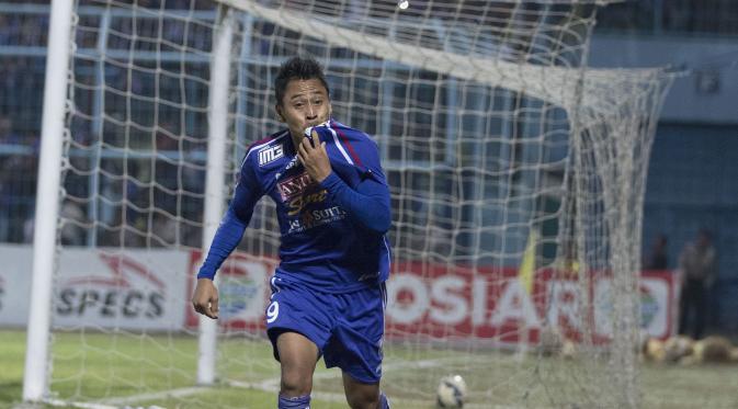 Samsul merayakan gol kemenangan yang dicetak olehnya saat menit ke-87 pada laga perempat final Piala Presiden 2015 melawan Bali United di Stadion Kanjuruhan, Malang, Sabtu (19/9/2015). (Bola.com/Vitalis Yogi Trisna)