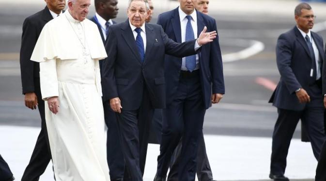 Paus Fransiskus dan Raul Castro (Reuters)