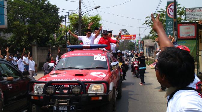 Calon walikota Tangerang Selatan diarak keliling kota. (Naomi Trisna/Liputan6.com)