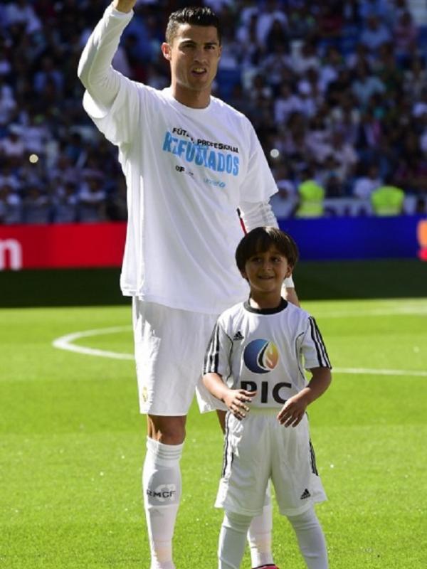 Cristiano Ronaldo bersama Zied di lapangan (AFP PHOTO/ JAVIER SORIANO)