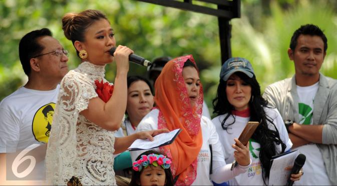 Penyanyi cantik, Agnez Mo (kedua kiri) menyanyikan lagu saat perayaan Hari Perdamaian Internasional di Balai Kota Jakarta, Minggu (20/9/2015). Perayaan tersebut diiringi dengan pembacaan Deklarasi Gerakan Perdamaian. (Liputan6.com/Helmi Fithriansyah)