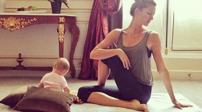 Supermodel Gisele Bundchen berlatih yoga di samping putrinya. (Foto: Instagram Gisele Bundchen)