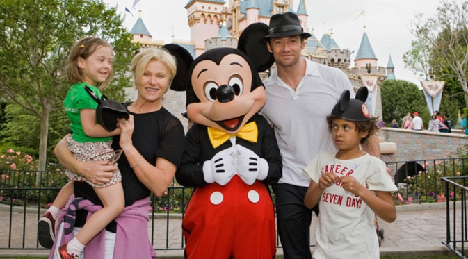 Hugh Jackman saat berliburan bersama istri dan dua anaknya ke Disneyland [foto: Us Weekly]
