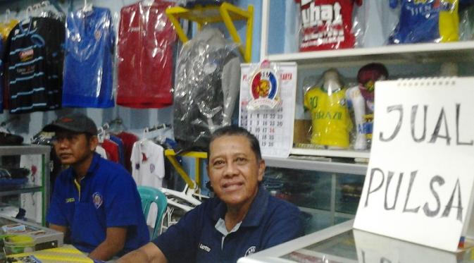 Totok Sugiyanto, pedagang di Kompleks Stadion Kanjuruhan tak menutup toko meski Arema tidak bertanding. (Bola.com/Wiwig Prayugi)