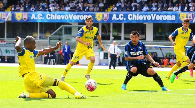 Pemain Chievo, Paul-Jose M'Poku (kiri) berusaha melewati pemain Inter, Gary Medel, dalam lanjutan Serie A Italia di Stadion Marc Antonio Bentegodi, Verona, Minggu (20/9/2015). (EPA/Filippo Venezia)