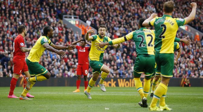 Bek Norwich City Russell Martin mencetak gol penyeimbang ke gawang Liverpool dalam lanjutan Liga Premier Inggris di Anfield, Minggu (20/9/2015). (Liputan6.com/Reuters / Phil Noble Livepic)