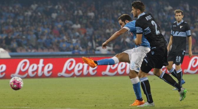 Striker Gonzalo Higuain mencetak dua gol untuk Napoli saat mengalahkan Lazio 5-0 dalam lanjutan Liga Serie A Italia di Stadio San Paolo, Senin (21/9/2015). (Liputan6.com/CARLO HERMANN / AFP) 