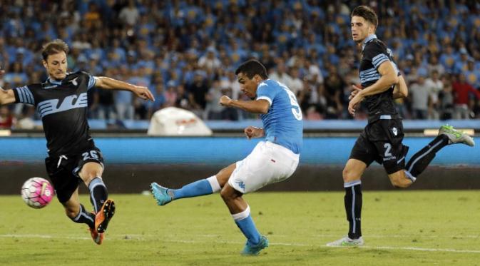Gelandang Napoli Allan mencetak gol ke gawang Lazio dalam lanjutan Liga Serie A Italia di Stadio San Paolo, Senin (21/9/2015). (Liputan6.com/CARLO HERMANN / AFP)
