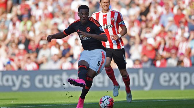 Penyerang anyar Manchester United Anthony Martial mencetak dua gol ke gawang Southampton dalam lanjutan Liga Premier Inggris, Minggu (20/9/2015). (Liptaun6.com/Reuters / Tony O'Brien)