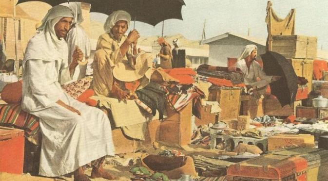 Menjajakan berbagai barang di pasar dekat Masjidil Haram. | via: National Geographic Magazine