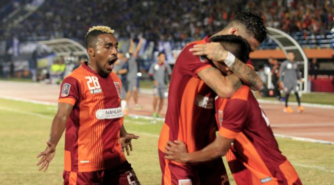 Pemain Borneo FC merayakan gol Arpani ke gawang Persib dalam laga leg pertama perempatfinal Piala Presiden 2015 di Stadion Segiri, Samarinda, Minggu (20/9/2015). (Bola.com/M. Ridwan)