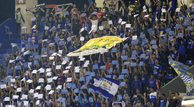Aksi suporter Persib dalam laga melawan Borneo FC di leg pertama perempatfinal Piala Presiden 2015 di Stadion Segiri, Samarinda, Minggu (20/9/2015). (Bola.com/M. Ridwan)