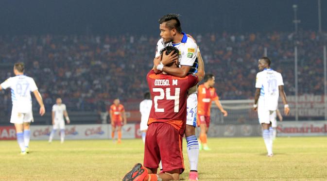 Zulham Zamrun memeluk Diego Michiels setelah melanggarnya dalam laga leg pertama perempatfinal Piala Presiden 2015 di Stadion Segiri, Samarinda, Minggu (20/9/2015). (Bola.com/M. Ridwan) 