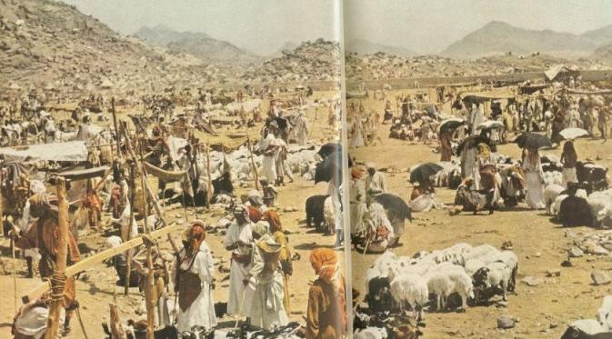 Para jamaah menyimpan persedian makanan selama ibadah haji. | via: National Geographic Magazine