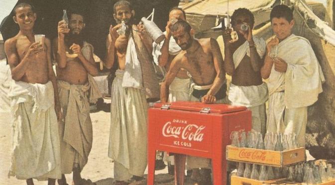 Jamaah haji minum minuman dingin untuk mengatasi cuaca panas. | via: National Geographic Magazine