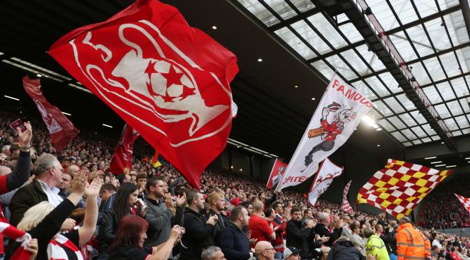 Suporter Liverpool saat menjamu Norwich dalam laga Liga Premier Inggris di Stadion Anfield, Liverpool, Minggu (20/9/2015). (Action Images via Reuters/Alex Morton)