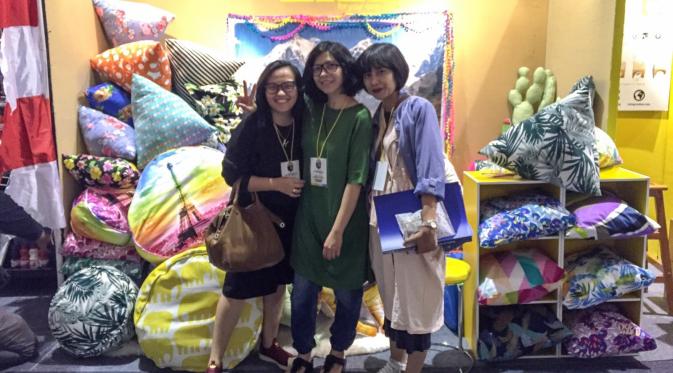 Tumpukan bantal stylish Nika di Brightspot Market 2015