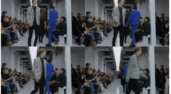 Tao--mengenakan setelan jas biru--terlihat berjalan dengan santai saat model Fashion Show London, Inggris, tengah beraksi.