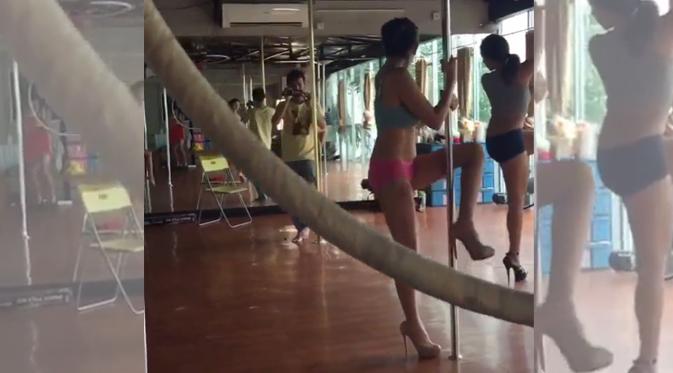 Nikita Mirzani memperlihatkan keseruannya berlatih Pole Dance. (foto: instagram.com/nikitamirzanimawardi)
