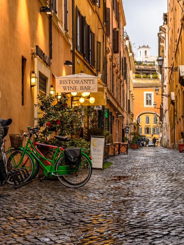 Menyesatkan diri di jalan-jalan kota Roma, Italia. | via: photorama.me