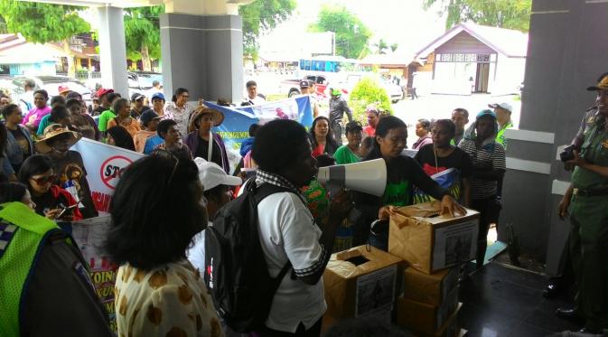 Demo dan pengumpulan koin solidaritas pembunuhan sadis di Bintuni. (Liputan6.com/ Katharina Janur)