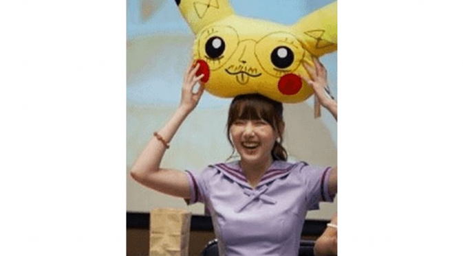 Yerin GirlFriend yang terlihat memegang boneka dari penggemar yang telah dicorat-coret [foto: Pann]