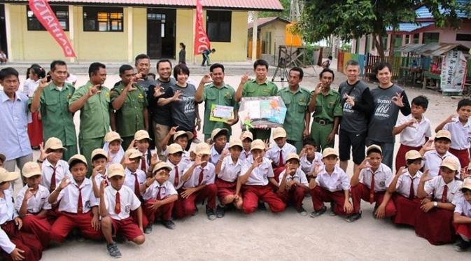 Astra Daihatsu Motor mendonasikan buku pelajaran ke empat SD di Maratua