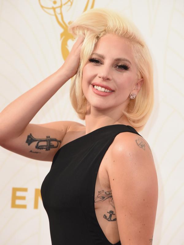 Lady Gaga di ajang Emmy Awards 2015. (foto: popsugar)