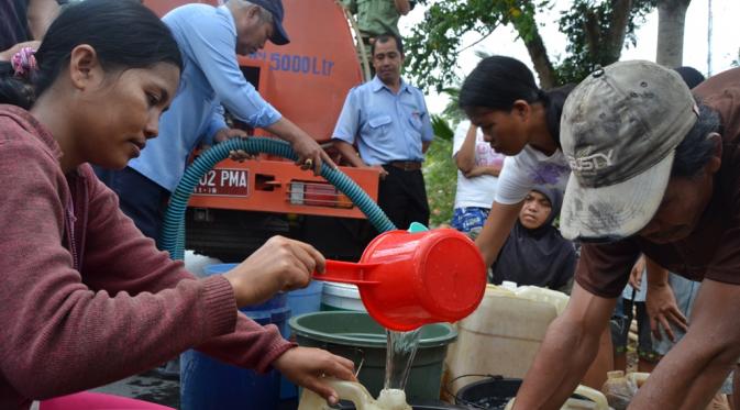 Warga Kabupaten Bengkulu Tengah mengalami krisis air bersih terpaksa antri untuk mendapatkan air gratis dari pemerintah setempat (Liputan6.com/Yuliardi Hardjo)