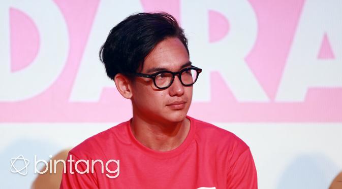 Adipati Dolken saat preskon film 3 Dara. (Deki Prayoga/Bintang.com)