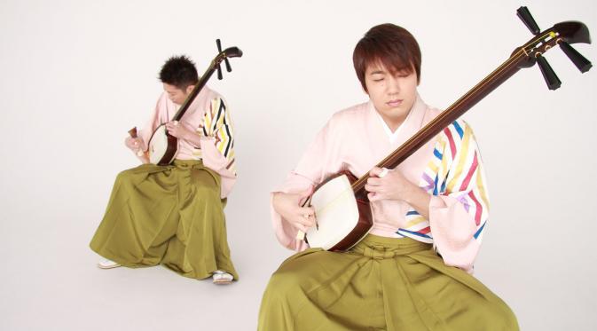 Alat musik Shamisen (source: alarm-magazine.com)