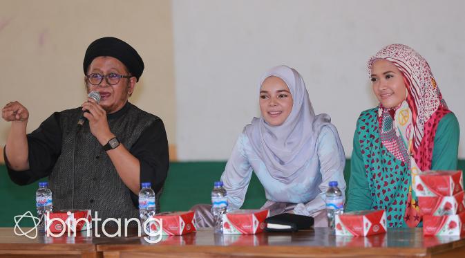 Ustaz Yuke Sumeru, Dewi Sandra dan Adithya Putri saat promosi film Air Mata Surga (Galih W. Satria/Bintang.com)