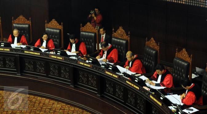 Ketua MK, Arief Hidayat (tengah) membacakan putusan perkara DPD di Gedung Mahkamah Konstitusi, Jakarta, Selasa (22/9/2015). Sidang dihadiri Irman Gusman (Ketua DPD RI) serta sejumlah anggota DPD. (Liputan6.com/HelmiFithriansyah)
