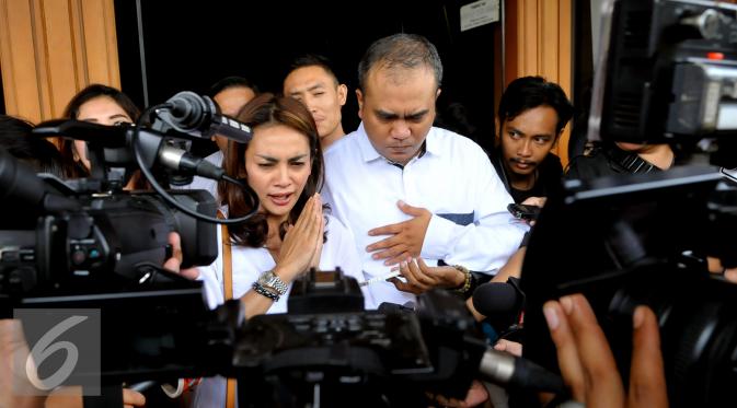 Masayu Anastasia memberikan keterangan kepada awak media usai menjalani sidang perdana cerai di Pengadilan Agama Jakarta Selatan, Selasa (22/9/2015). Dalam sidang tersebut keduanya menjalani mediasi dengan harapan bisa rujuk. (Liputan6.com/Faisal R Syam)