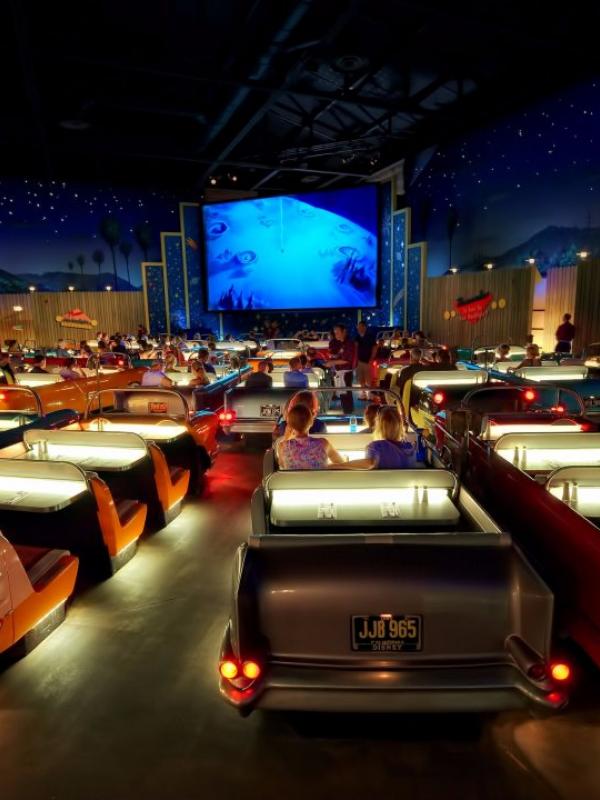 The Sci-Fi Dine-In Theater Restaurant. | via: businessinsider.co.id