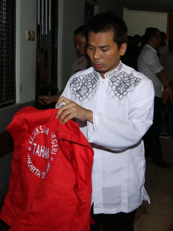 Robby Abbas (RA) memakai baju tahanan sebelum mengikuti sidang di PN Jakarta Selatan, Selasa (22/9/2015). Sidang ditunda hingga 1 Oktober 2015 karena saksi yang tercatat dalam Berkas Acara Pemeriksaan tidak hadir. (Liputan6.com/Herman Zakharia)