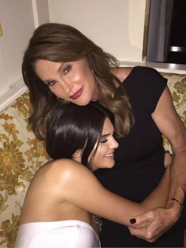 Kendall Jenner dan Caitlyn Jenner (via elle.com)