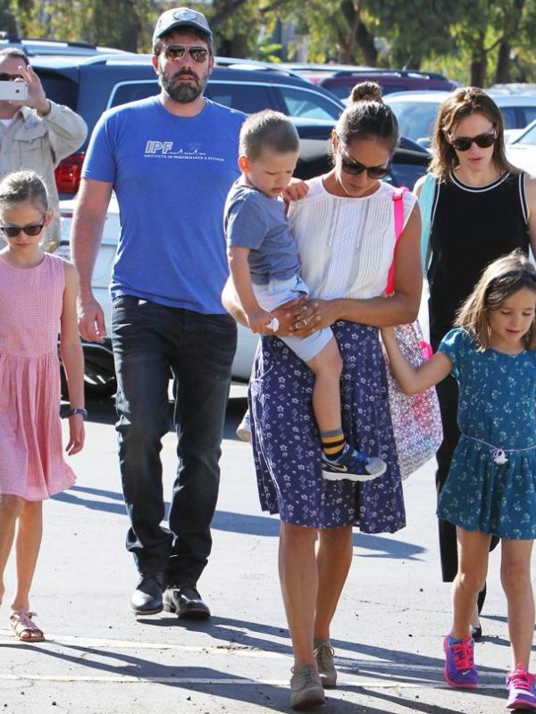 Ben Affleck, Jennifer Garner, dan 3 anak mereka (via aceshowbiz.com)