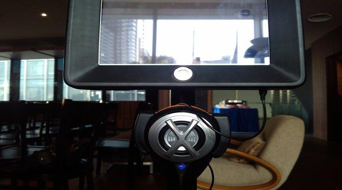 Di bawah iPad Air merupakan speaker untuk menghasilkan suara saat telekonferensi