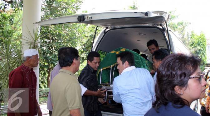 Keluarga dan kerabat saat membawa jenazah pengacara senior Adnan Buyung Nasution dikediamannya di kawasan Lebak Bulus, Jakarta, Rabu (23/9/2015). Adnan menghembuskan napas terakhir pada pagi tadi pukul 10.15 WIB. (Liputan6.com/Helmi Afandi)