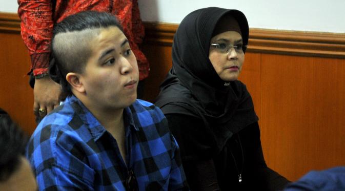 Rosana, istri Iwan Fals didampingi putrinya, Annisa Cikal, saat menghadiri sidang perdata tuduhan wanprestasi terhadap PT Airo Swadaya Stupa di Pengadilan Negeri Jakarta Barat, Rabu (23/9/2015). [Foto: Faisal R. Syam/Liputan6.com]
