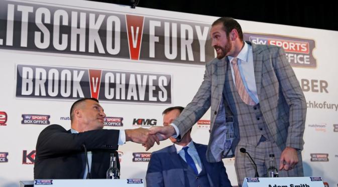 Petinju kelas berat, Tyson Fury (kanan), bersalaman dengan calon lawannya, Wladimir Klitschko, saat sesi jumpa pers di London, Inggris, Rabu (23/9/2015). (Reuters/Andrew Couldridge)