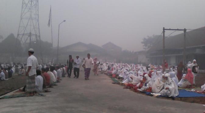 Warga Palembang melaksanakan salat Iduladha dalam kepungan kabut asap (Liputan6.com/ Nefri Inge)